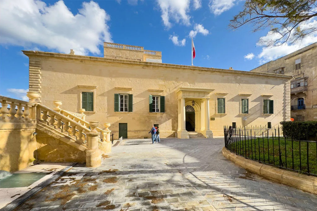 A la capital de Malta, La Valletta, l'històric Alberg d'Aragó i l'edifici adjacent conegut com a House of Catalunya es van rebatejar, a mitjan segle XIX, amb el nom de Gibraltar House